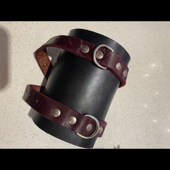 Pair of leather cuffs - Picture 4 of 6